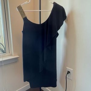 Elegant dress with beautiful gold shoulder strap!